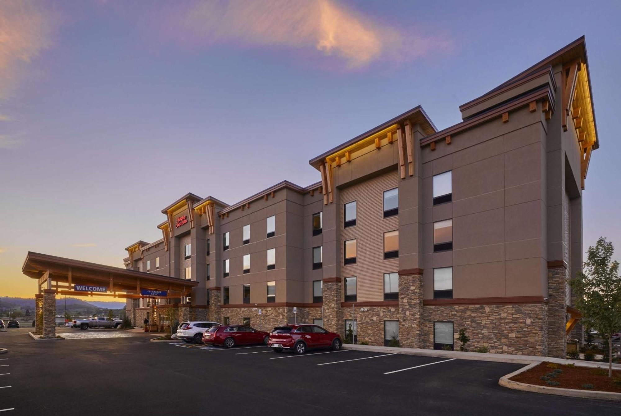 Hampton Inn & Suites Roseburg Exterior photo